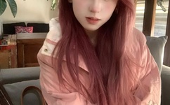 蓝旖琳与狗图片